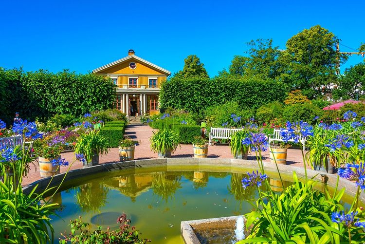 Dans les Trädgårdsföreningen, parterres de fleurs et étang