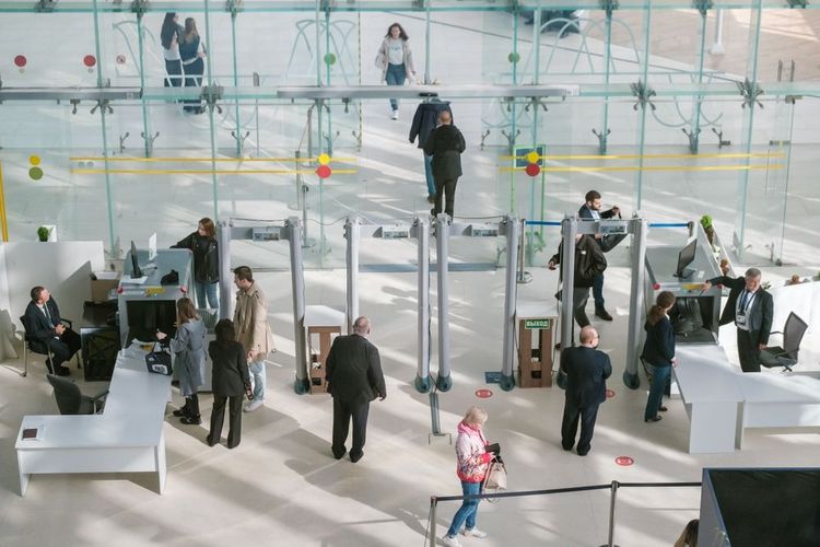 .Les contrôles de sécurité dans un aéroport