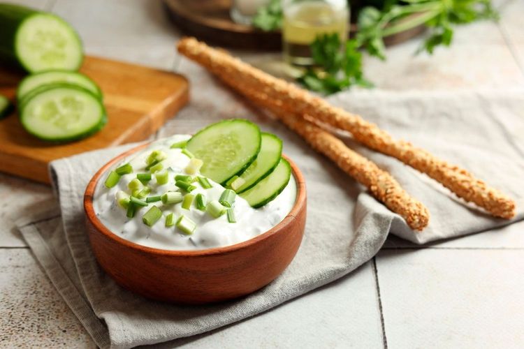 Du tzatziki accompagné de gressins.