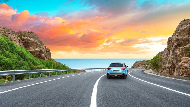 Une voiture sur une route touristique.