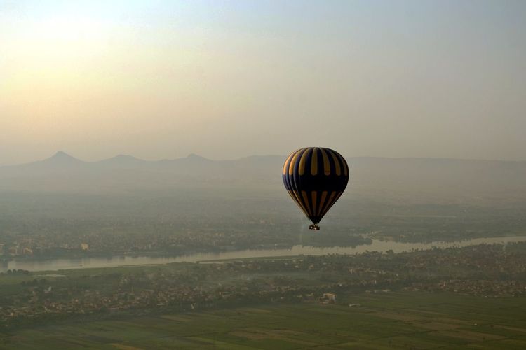 vue Aérienne sur le Nil, dans les toits de la ville de Louxor, Egypte.