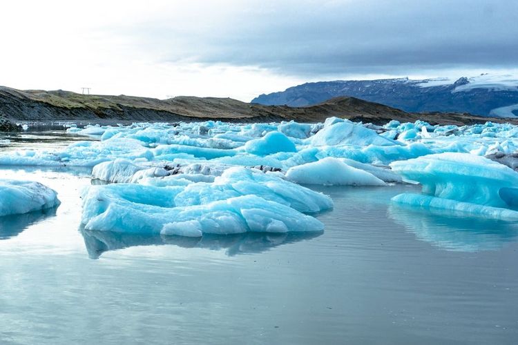 Paysage du lagon du glacier de Jökulsárlón avec de la glace bleue en Islande