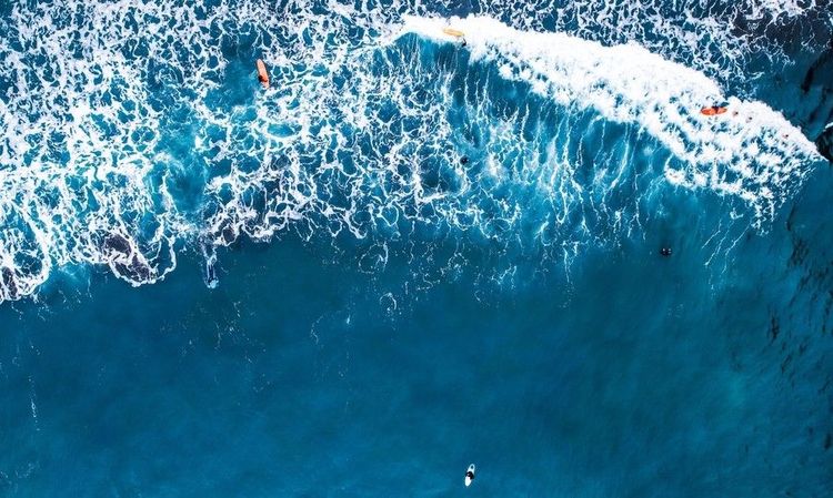 Surfeurs à Praia da Alagoa, Porto da Cruz