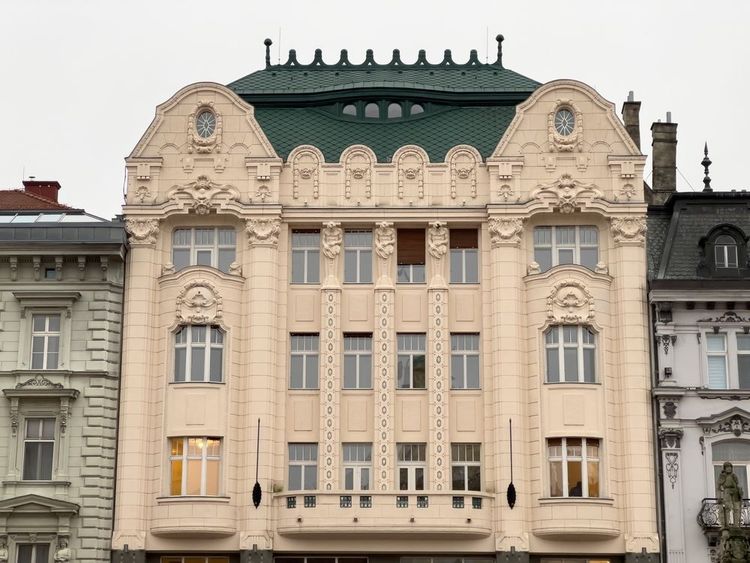La façade du Café Roland, un restaurant au plus pur style Art Nouveau