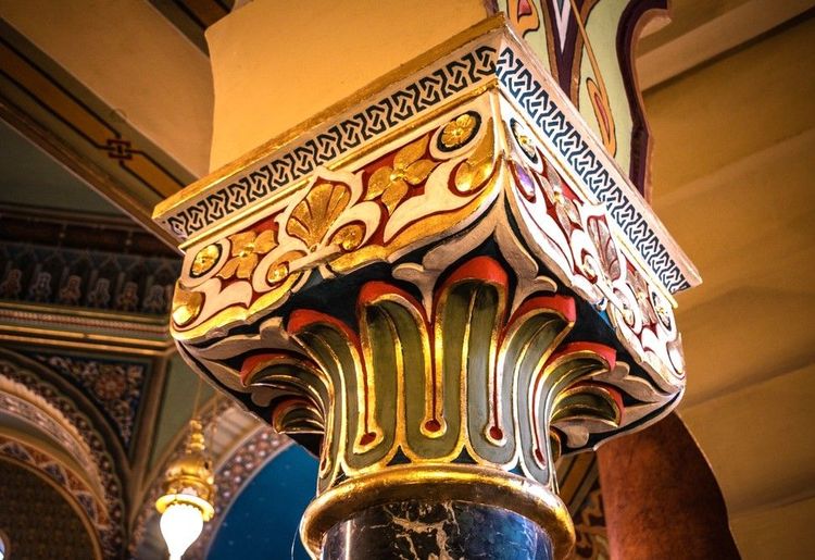 Détail architectural : chapiteau dorique oriental en haut d'une colonne