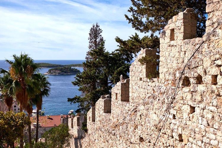 Les remparts et leurs créneaux