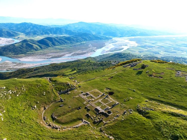 Byllis te la rivière de Vjosa dans la vallée du même nom