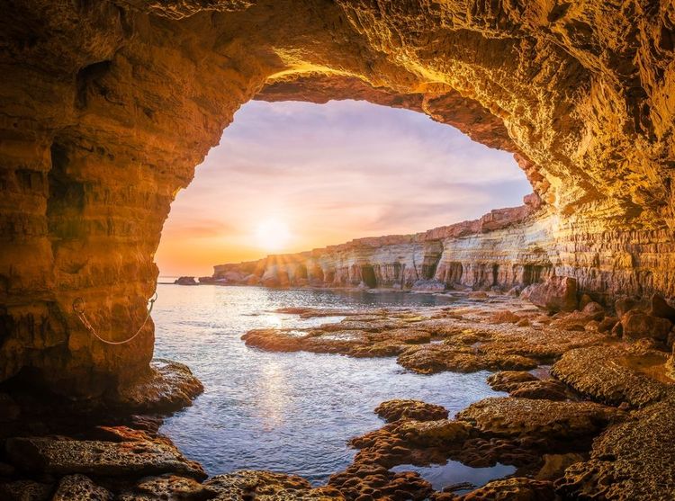 Vue imprenable sur le coucher de soleil des grottes dmarines d'Ayia Napa à Chypre