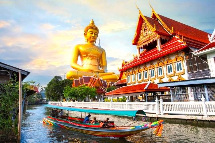 Statue du Bouddha assis à Bangkok, capitale de la Thaïlande.