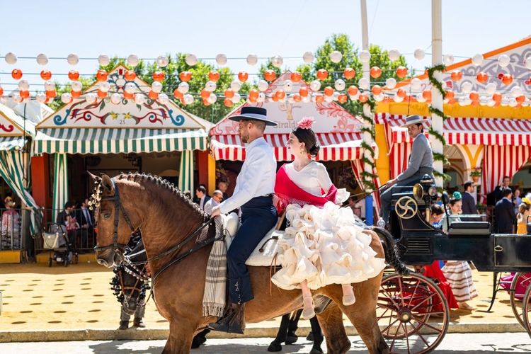 Des participants déguisés durant la Feria de Séville.