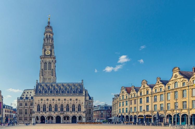 L'hôtel de ville d'Arras sur la place des Héros