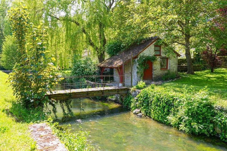 Pont enjambant la Fusain dans le Parc de la Tabarderie à Château-Landon, village rural du Gâtinais dans le département français de Seine-et-Marne, région de Paris, France