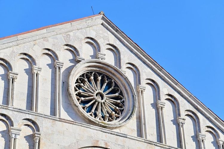 La rosace ajourée sur le fronton de la cathédrale laisse entrer la lumière