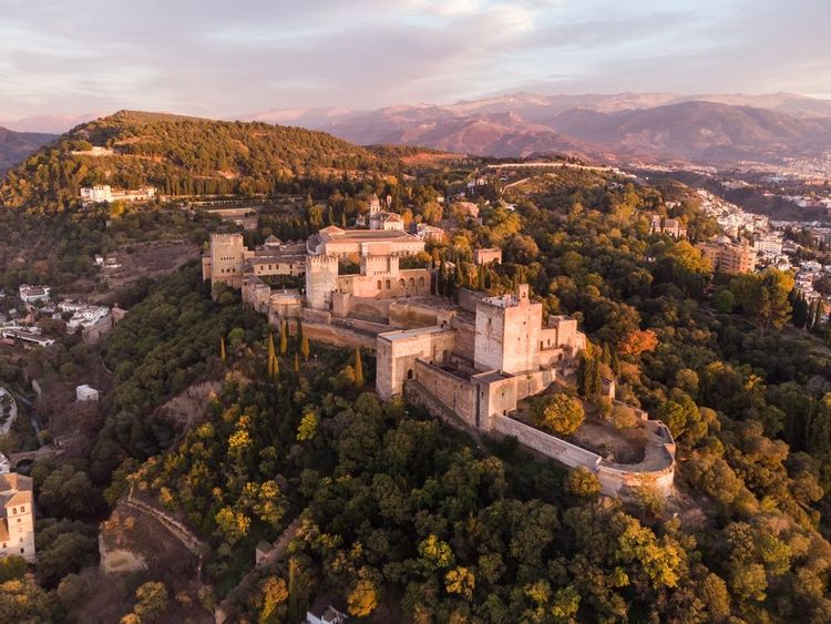 Coucher de soleil sur le palais de l'Alhambra et la forteresse de Grenade, Andalousie dans le sud de l'Espagne