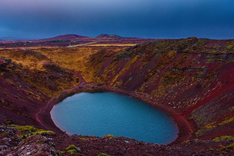 Le lac, au fond du cratère de Kerid.
