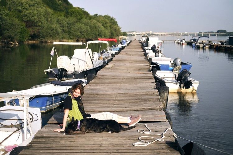 Promenade sur la jetée du port de plaisance
