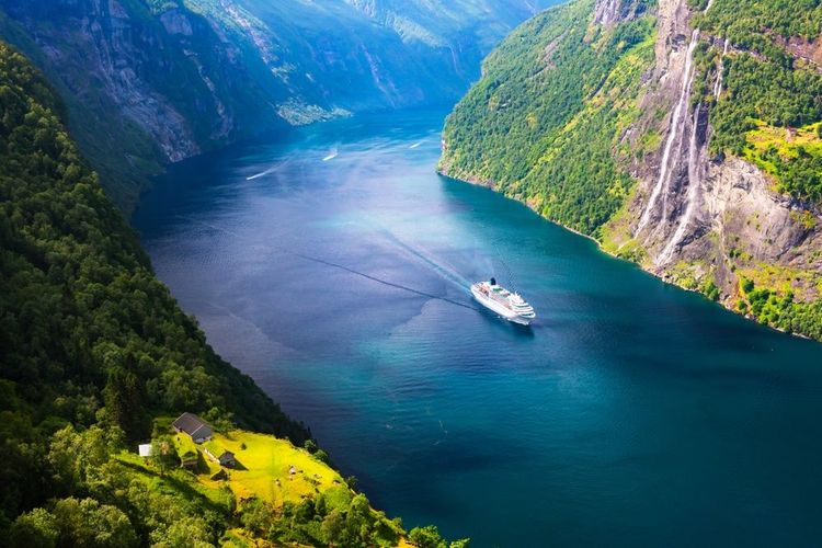 Croisière dans les fjords silencieux de Norvège
