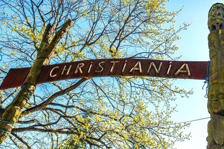 A l'entrée de Christiania