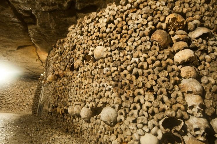 Couloir donr les murs sont faits d'os humains et de cranes