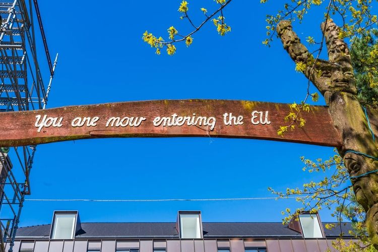 Célèbre panneau qui marque, à la sortie de Christiania, le rappel que ce quarttier auto-géré s'estime indépendant du Danemark et de l'Union Européenne