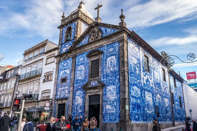La façade en azulejos d'un site historique de Porto.