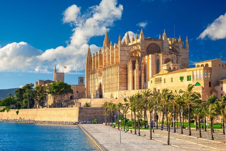 La cathédrale Santa Maria de Palma et le Parc del Mar à proximité, Majorque, Espagne