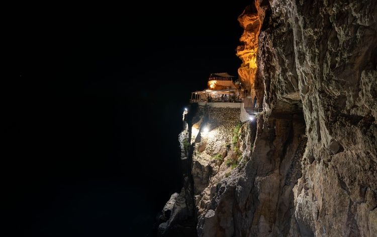 Les belvédères naturels de la Cova d'en Xoroi dans la nuit noire