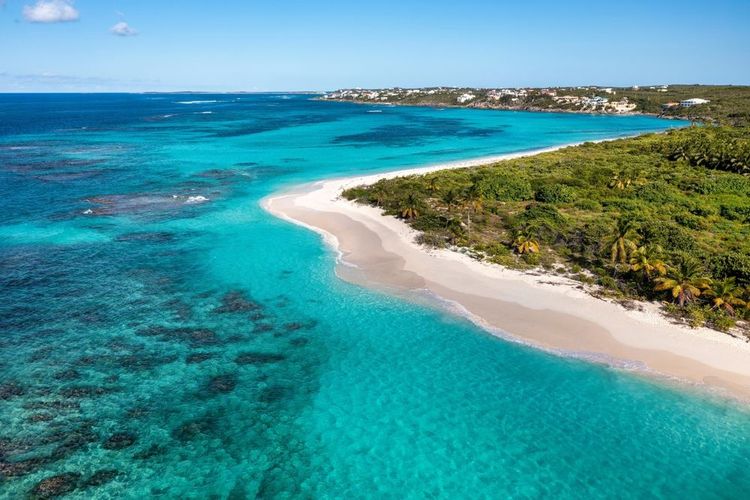 Le rivage de Shoal Bay Beach sur l'île d'Anguilla.