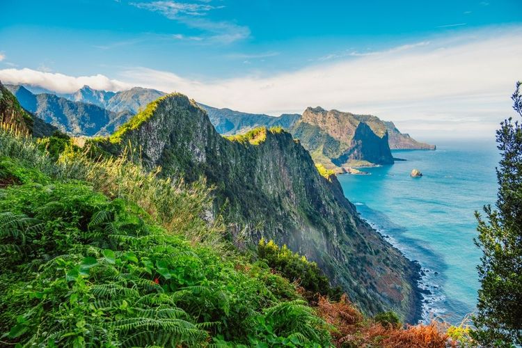 Vue depuis le point de vue de Cabo de Larano et le sentier de randonnée côtier de Vereda do Larano