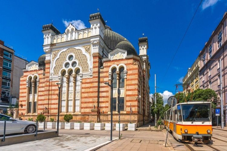 Le tramway longe la synagogue et y conduit.