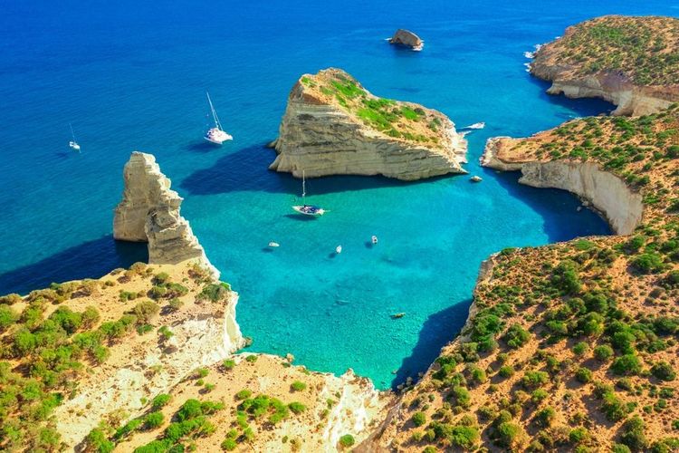 Explorez les criques secrètes de Milos : trésors cachés de la mer Égée