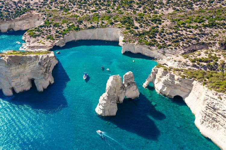 baie de Kleftiko, une attraction pittoresque avec des roches volcaniques blanches et des grottes. L'un des endroits les plus visités de l'île. L'île de Milos, Grèce