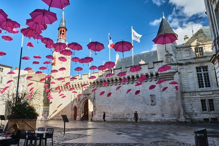 Parapluie dans le centre de La Rochelle dans le cadre d'Octobre Rose