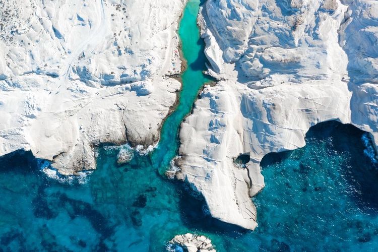 Sarakiniko se jette dans la mer à grand renfort de roches calcaires déchirées