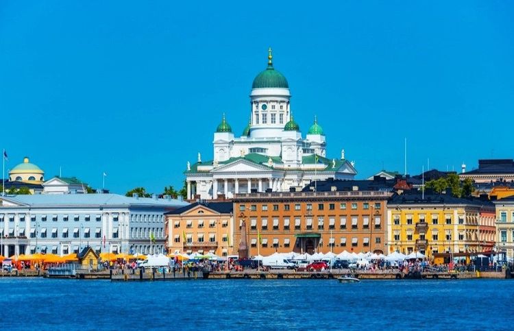 La cathédrale luthérienne de marbre blanc d'Helsinki, éblouissante et imposante