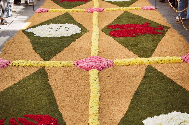 Tapis de fleurs dans la rue pendant le Corpus Christi