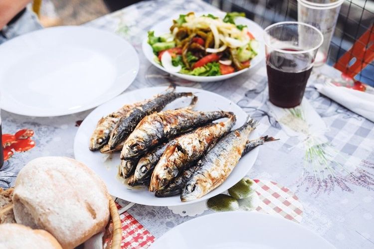 Les sardines grillées (sardinha assada) sont dégustées dans toute l'Algarve comme sur la côte méditerranéenne française