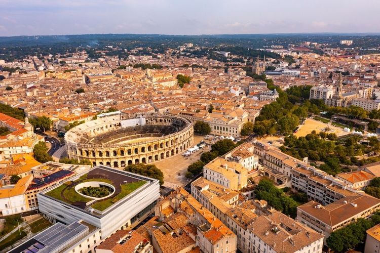 Vue aérienne de Nîmes et de ses arènes.