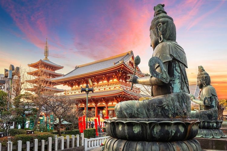 Temple Sensoji à Asakusa, Tokyo, Japon à la tombée de la nuit.
