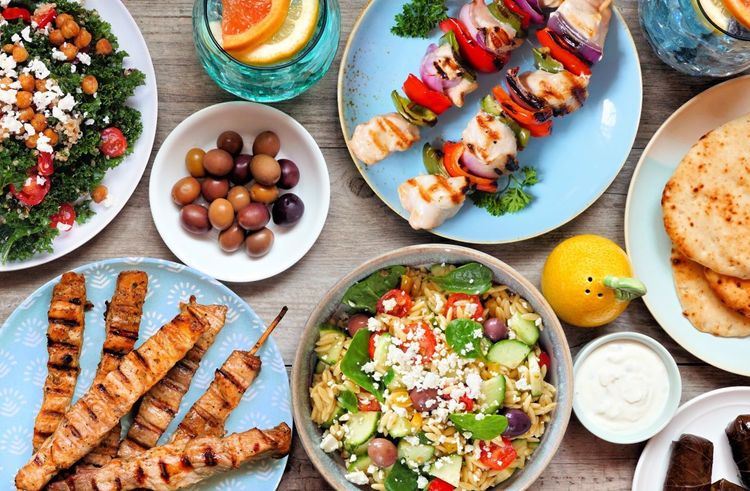 Le souvlaki sont ces morceaux de viande cuits en brochette