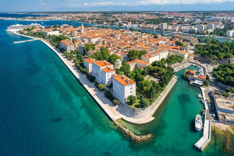 La riva permet un accès facile au forum et à la vieille vieille en général