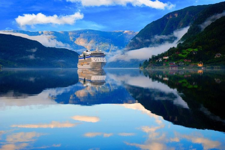 Paquebot de croisière dans le fjord Ulwik en Norvège