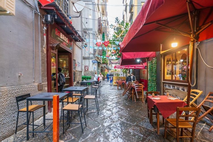 Une ruelle de Naples, Italie