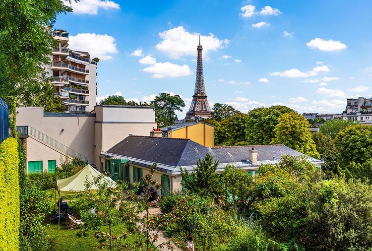 La belle maison de Balzac et la tour Eiffel au fond