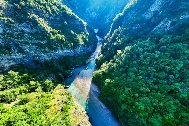 Shala serpentant dans son canyon