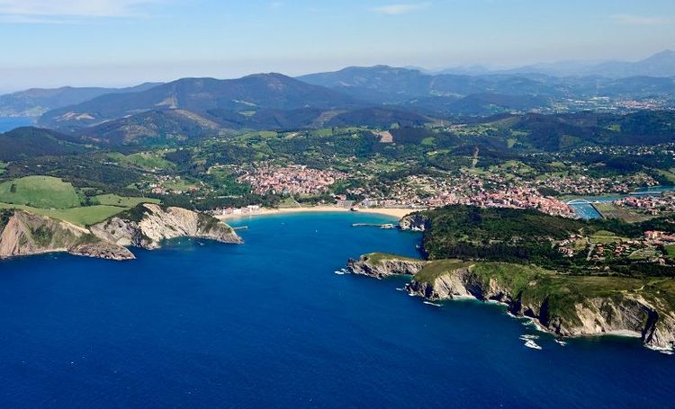 La baie de Gorliz est cernée par les falaises marines