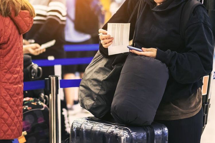 Parienter pour des démarches à l'aéroport.