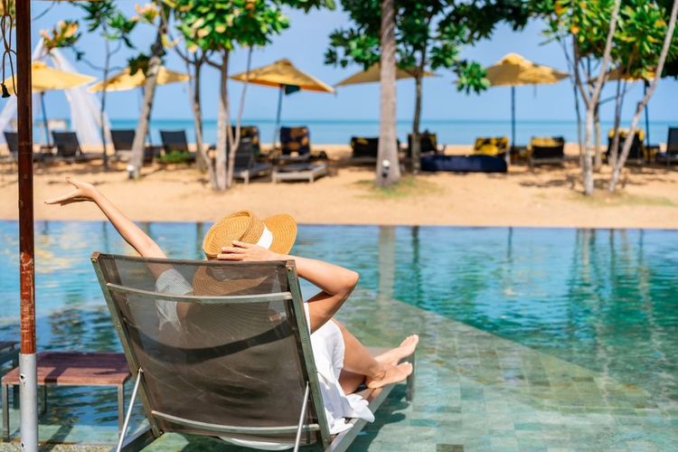 Vacancière au bord de la piscine de l'hôtel.