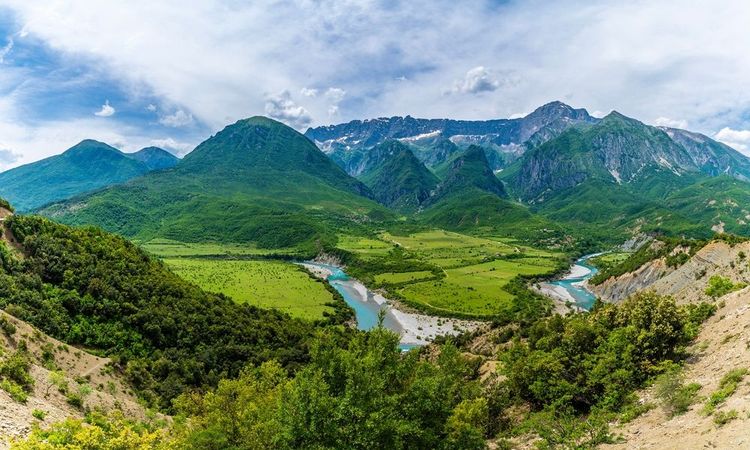 Vue panoramique sur la vallée de la Vjosa, en Albanie.