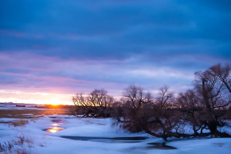 Coucher de soleil sur un paysage enneigé dans le Nebraska.